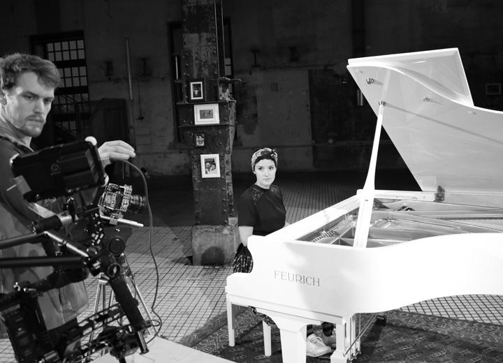Dans son premier album en solo, “Wie a Kind“ (Comme un enfant), Ina Regen joue sur un piano à queue FEURICH et fait son entrée sur la scène autrichienne.