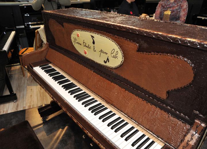 Notre partenaire FEURICH, Le Piano lab. s’est surpassé : Un piano FEURICH 122 – Universel, a été recouvert de 70 kg de chocolat !
