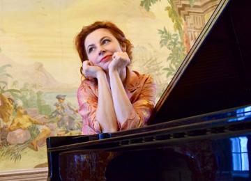 Un hermoso piano para disfrutar de la música: la pianista Nataša Veljković prueba nuestro FEURICH 122 - Universal.