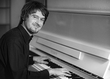 Filmmaker and composer Sebastian Voltmer wrote most of the music for his new movie JOMI using his white and chrome FEURICH 115 – Premiere.