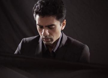 Nuestro piano vertical FEURICH 133 Concert supera a la mayoría de los pianos de cola pequeños. El pianista Vikram Rajan lo confirma en la prueba.